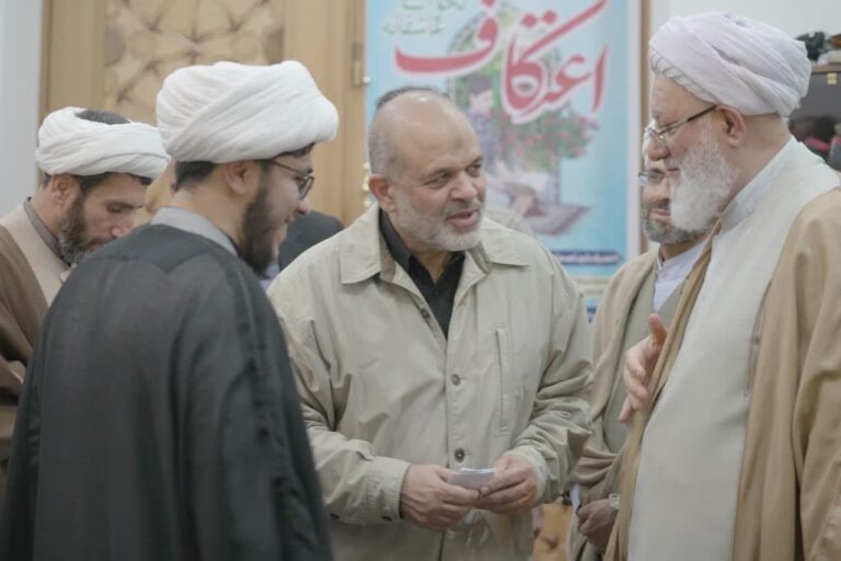 بازدید وزیر کشور از اعتکاف آرمانی مسجد امام موسی کاظم(ع)
